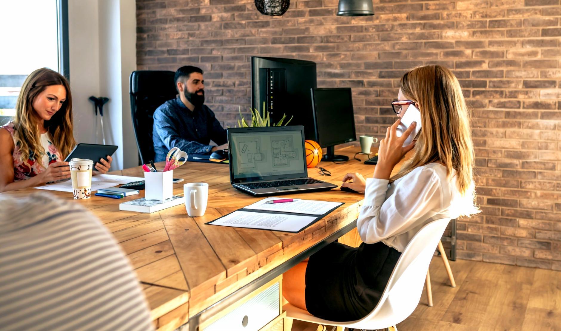 Profesional analizando datos de auditoría SEO en múltiples pantallas